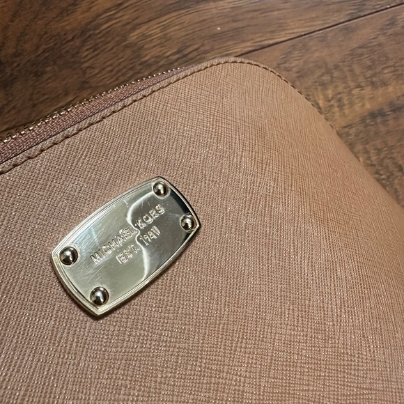 Michael Kors Large Cindy Dome Crossbody Bag - Picture 7 of 9